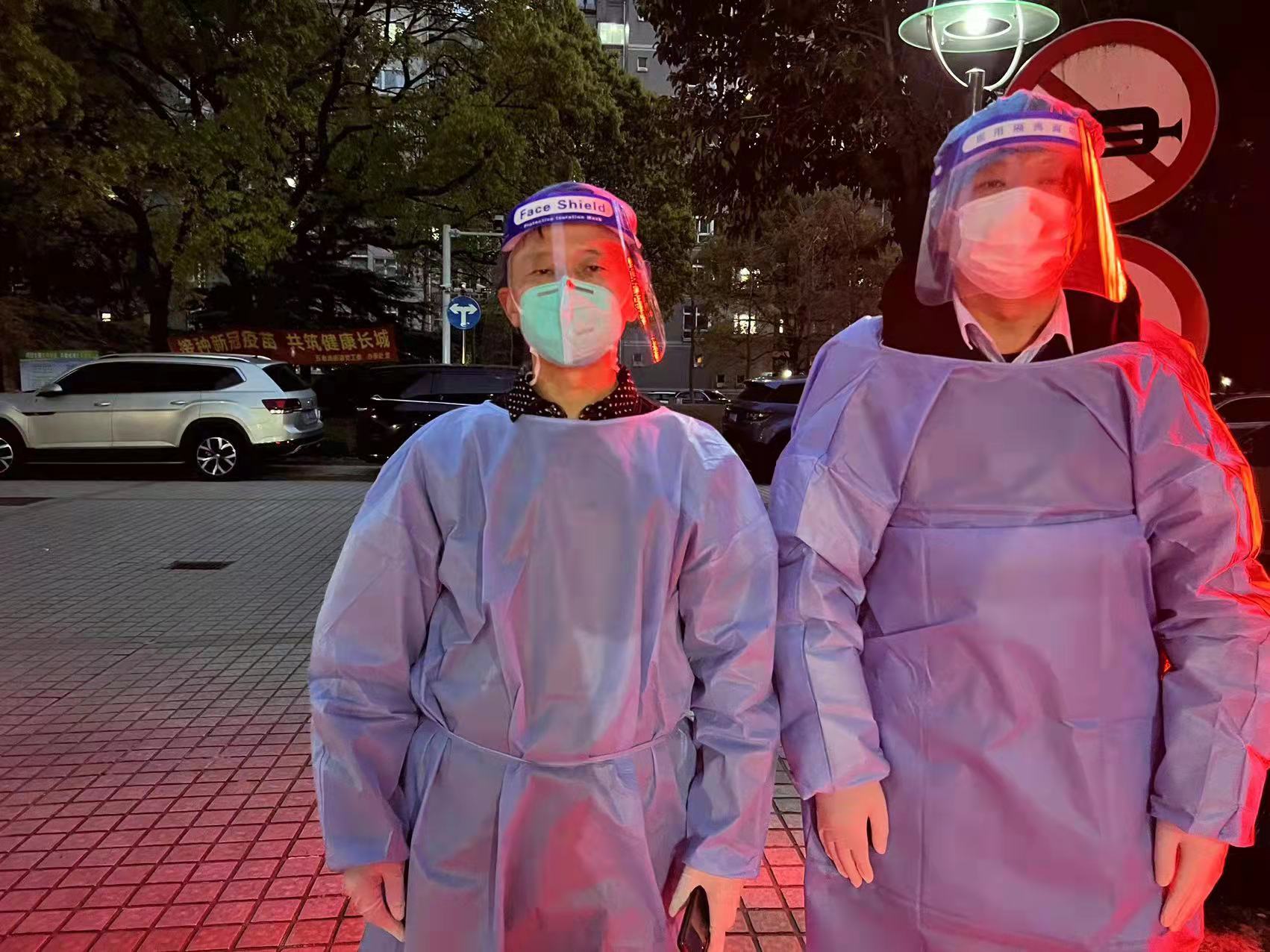 本部劉化景在小區(qū)巡邏，勸返下樓人員；遞送外面來的生活必需品急件到每家門洞，按鈴請業(yè)主下樓來取。