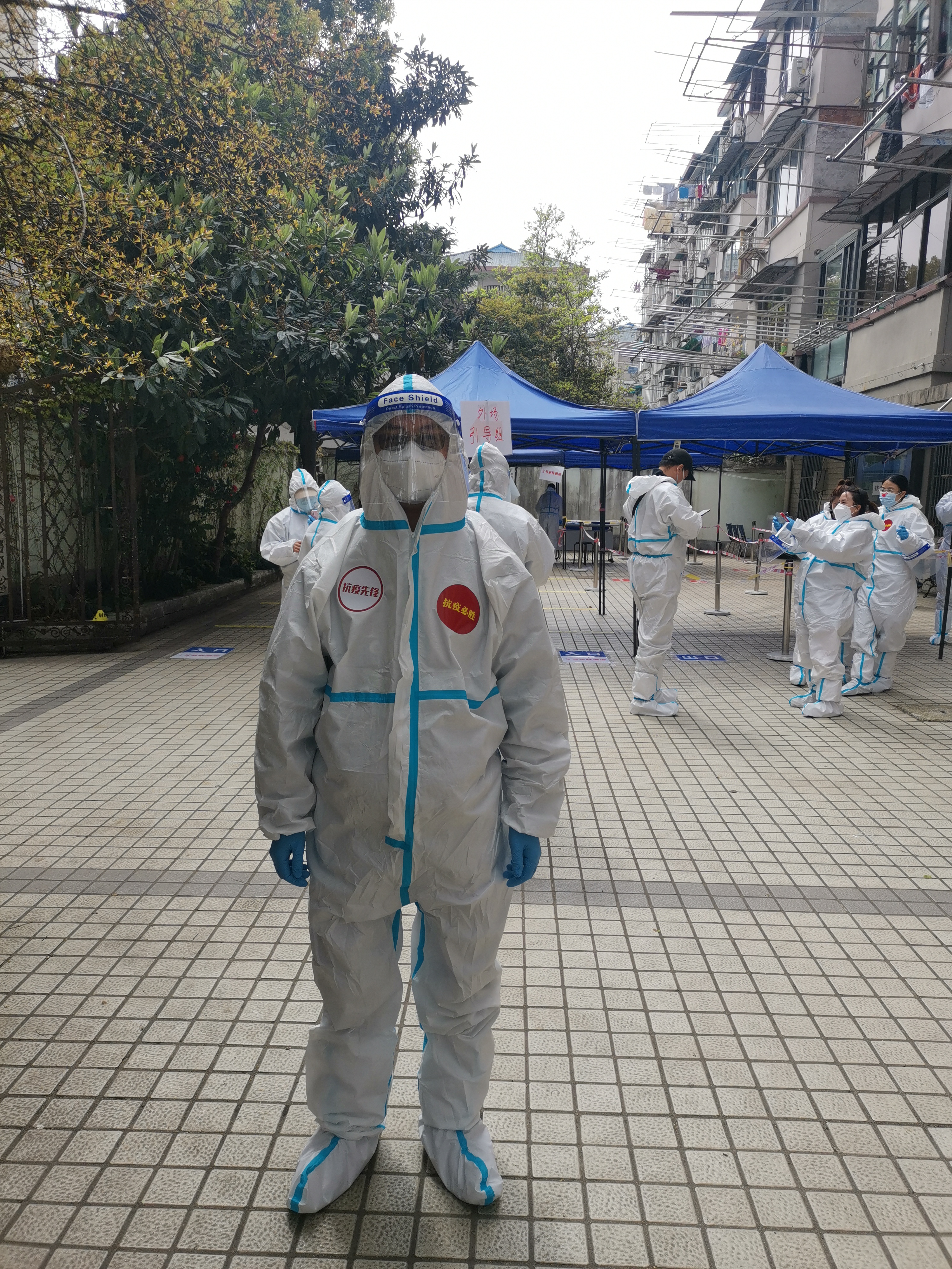 陳小華引導居民排隊做核酸，維持秩序